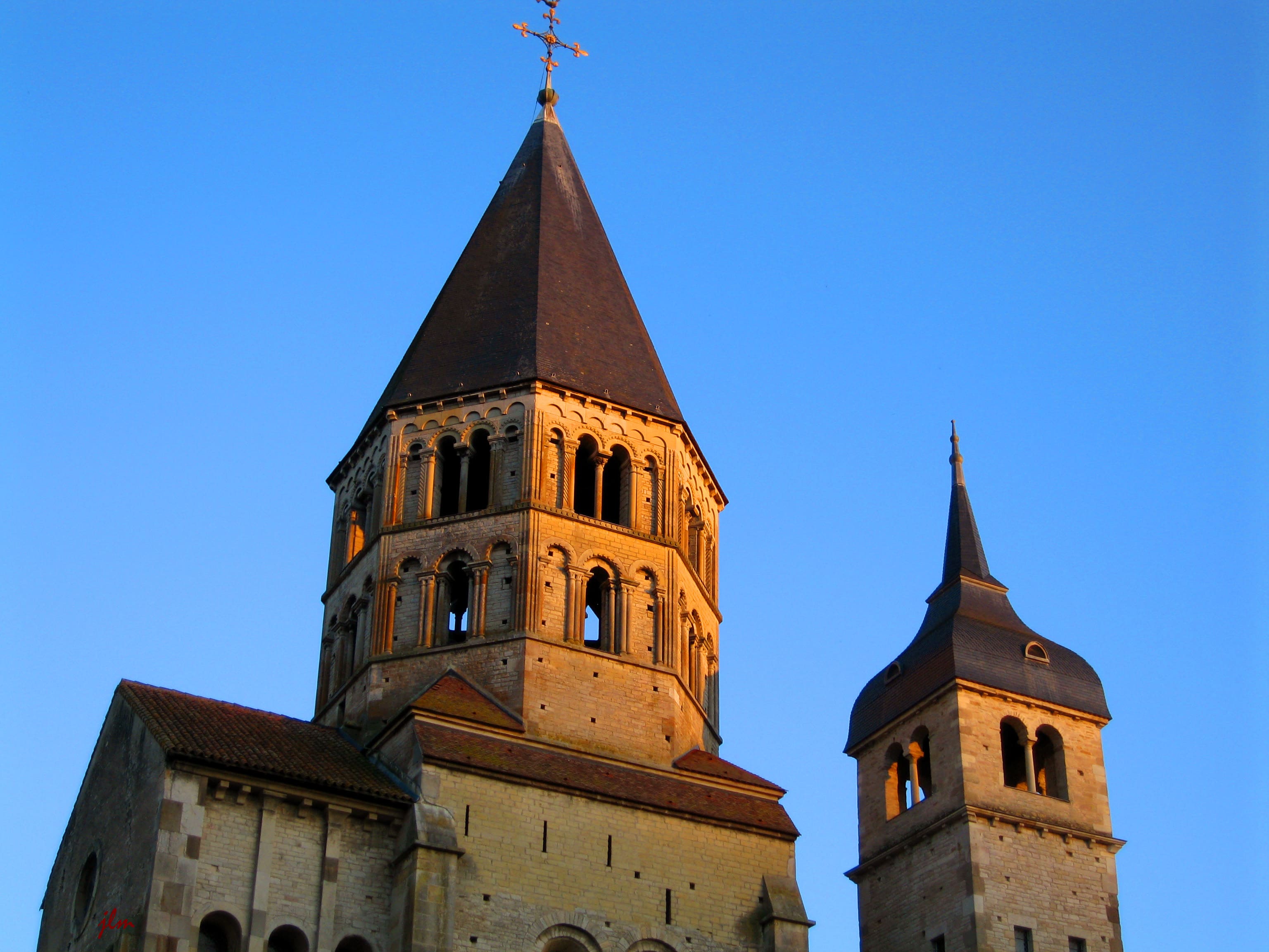 Clochers de l'abbaye de Cluny au coucher du soleil