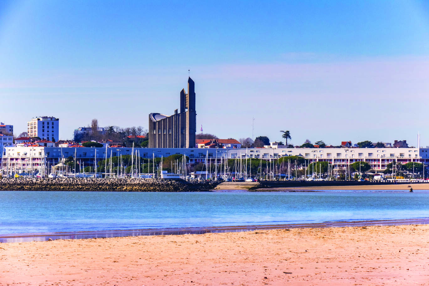 Vue du port de Royan et de son église Notre-Dame